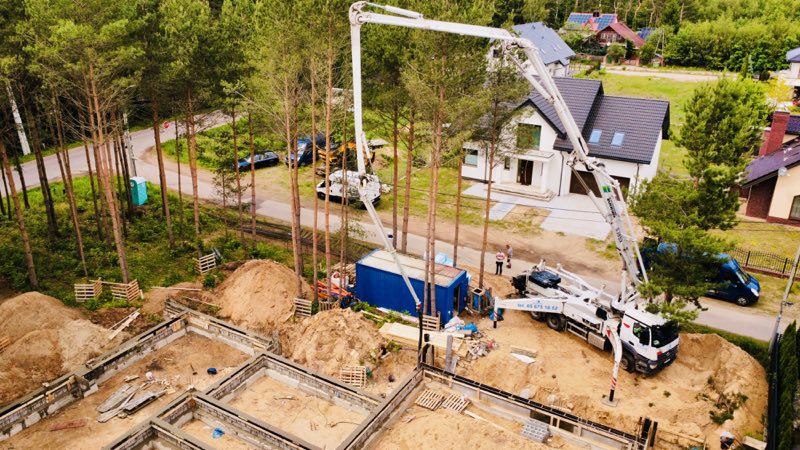 Betonowanie fundamentów domu widziane z drona