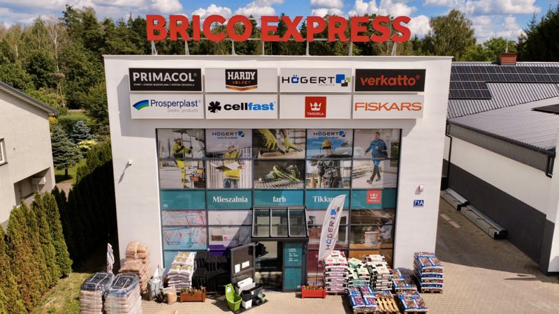 Elewacja sklepu Brico Express sfotografowana z drona