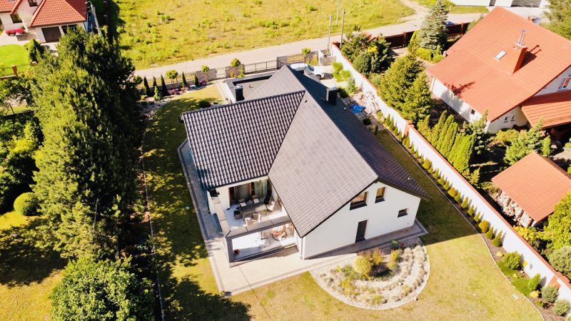 Dom jednorodzinny i otoczenie widziane z lotu ptaka