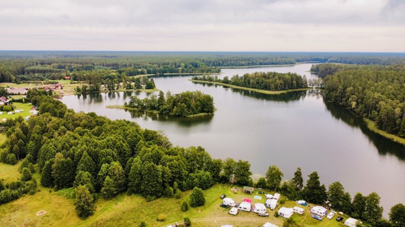 Jezioro otoczone lasem sfotografowane z drona