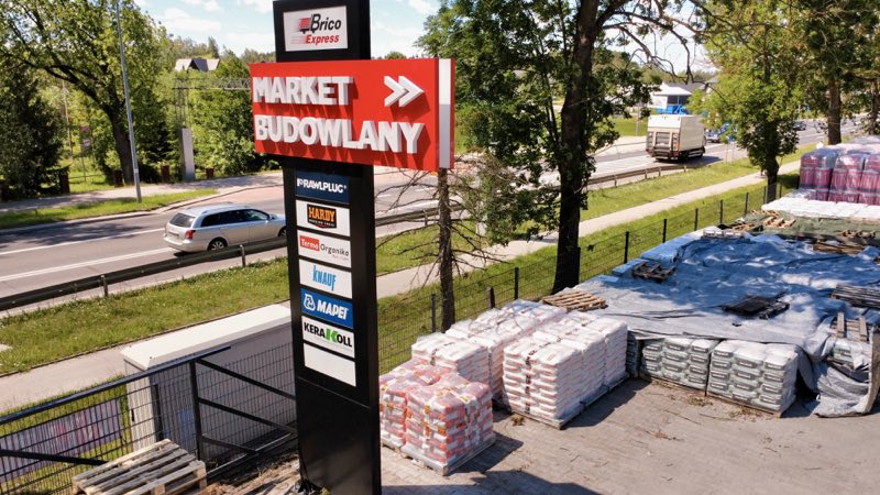 Pylon marketu budowlanego Brico Express i plac składowy