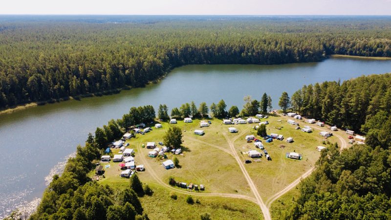 Pole kempingowe położone nad jeziorem