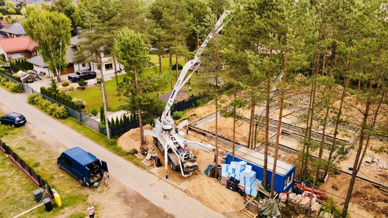 Pompa do betonu pracująca na budowie domu