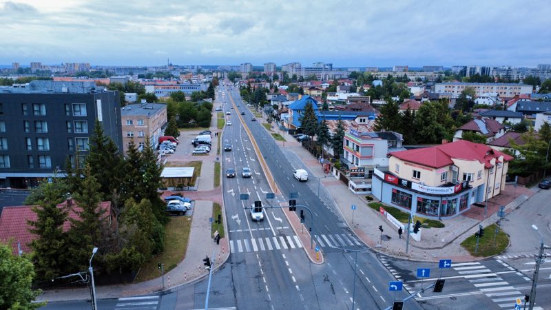 Miejska ulica i zabudowa sfotografowane z drona