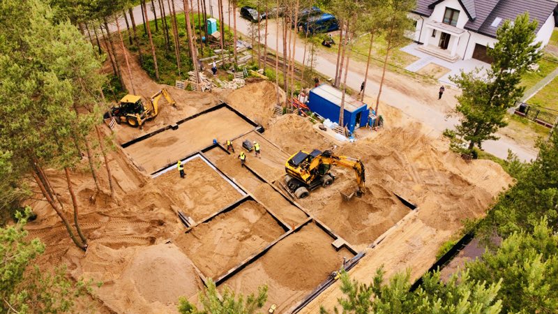 Wykopy pod fundamenty domu widziane pionowo z góry