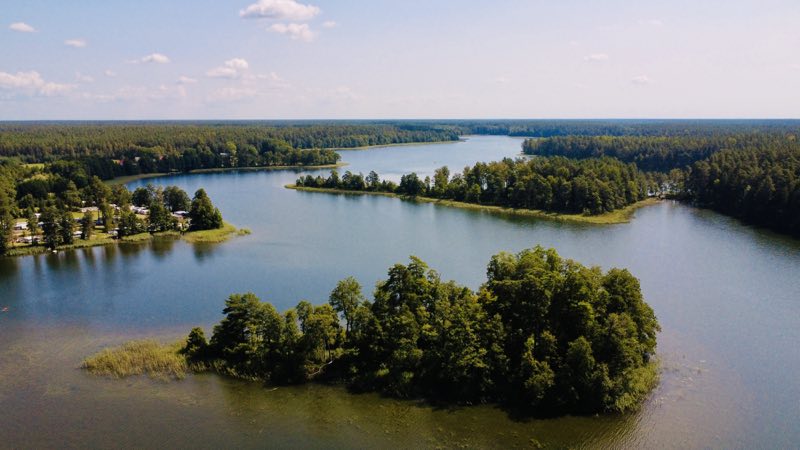 Zielona wyspa na jeziorze widziana z drona